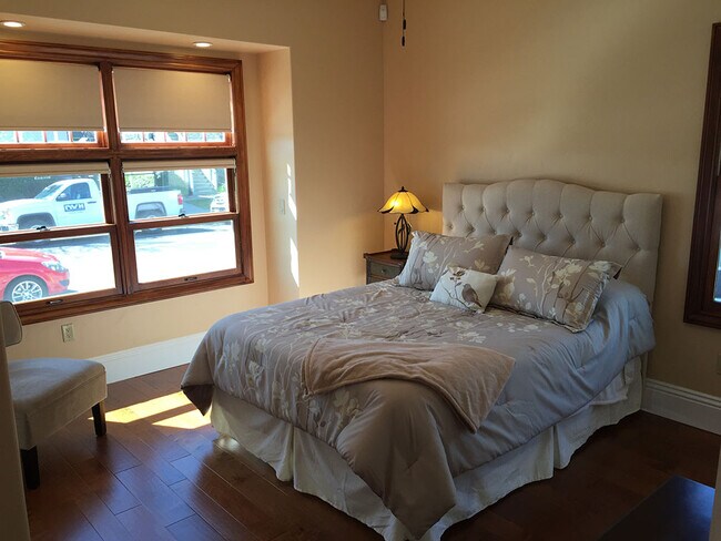 Building Photo - 225 W Angela St