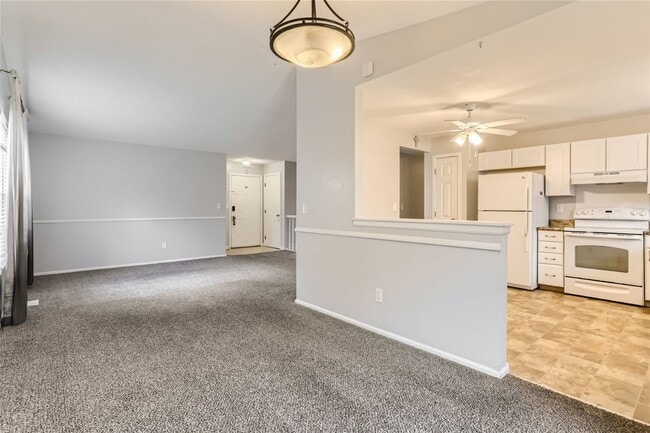 Building Photo - Spacious 5 Bedroom 2 Bath Single Family Home