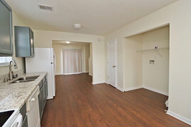 Building Photo - 560 Summit Terrace Court