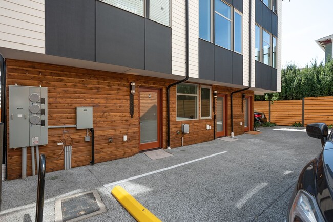 Building Photo - Ballard Townhouse