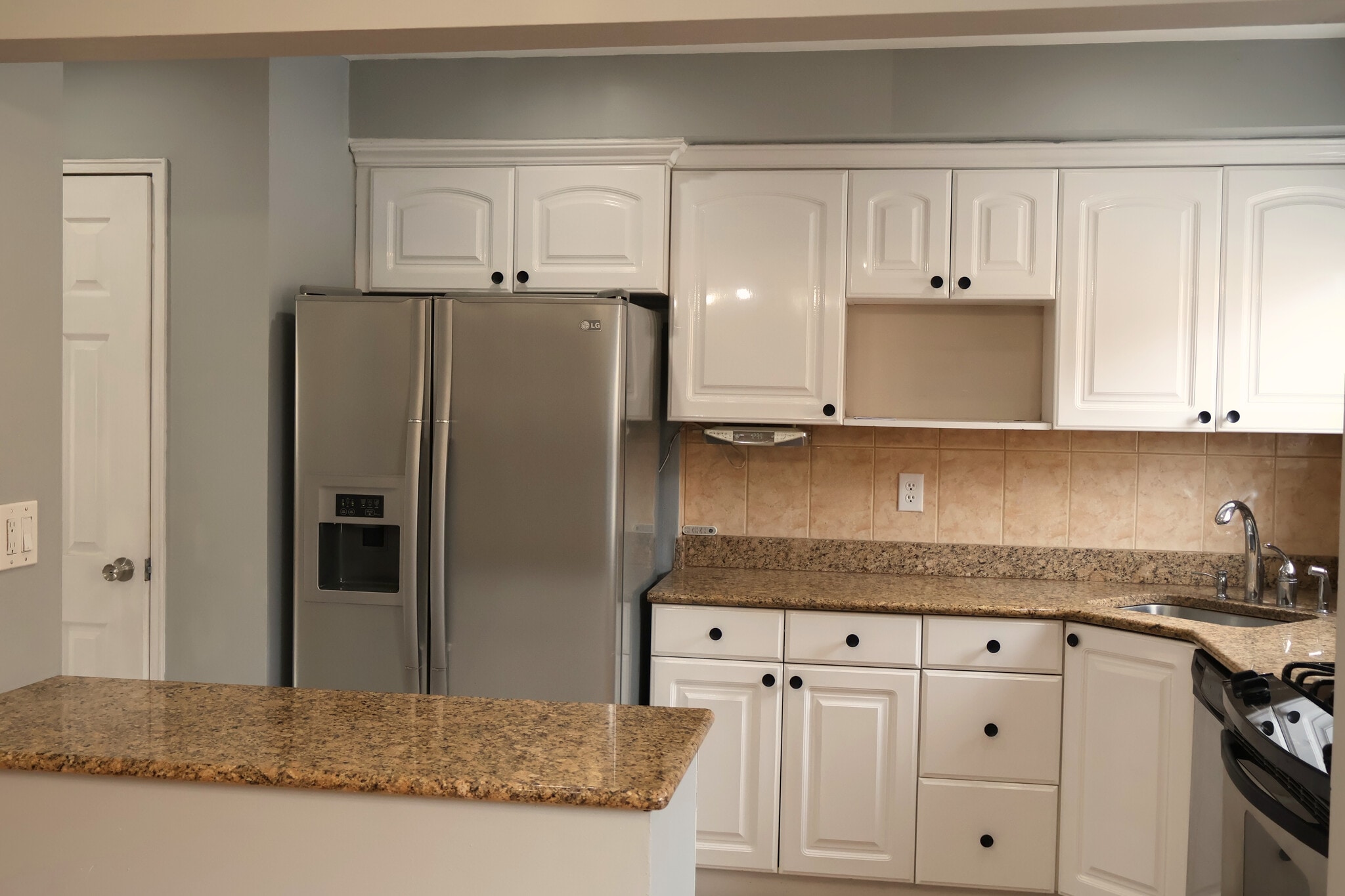 kitchen with lots of storage and counter space - 31 Towers St