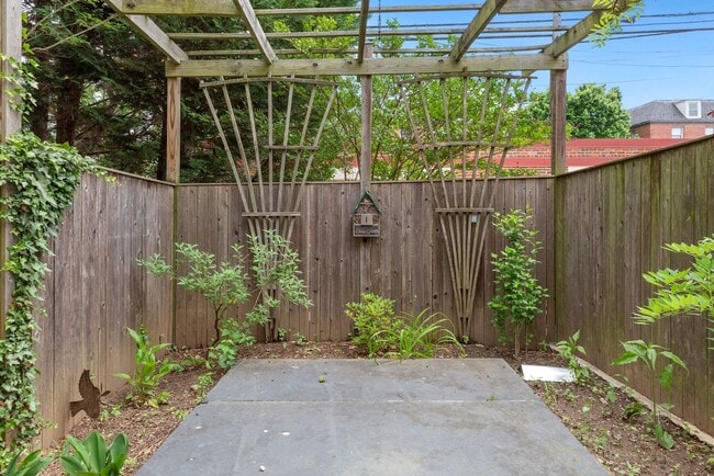 Building Photo - Available Now! 4 Bedroom  3.5  Bathroom Townhouse //Woodley Park// Garage, Driveway & 3 Levels of...