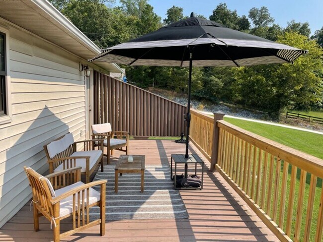 Building Photo - Quaint setting, One Level 3BR/ 2BA 2-Car Garage Condo