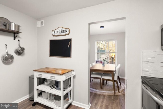 Building Photo - 9728 Kingsbridge Dr