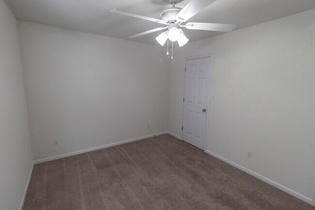 Building Photo - 3322 E St Charles Rd