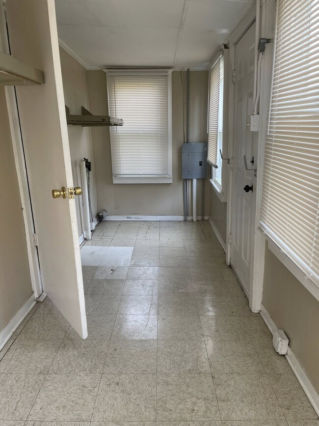 Building Photo - 400 Lamar St