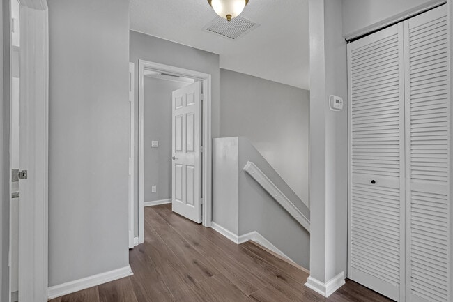 Building Photo - 3464 Commodore Ct