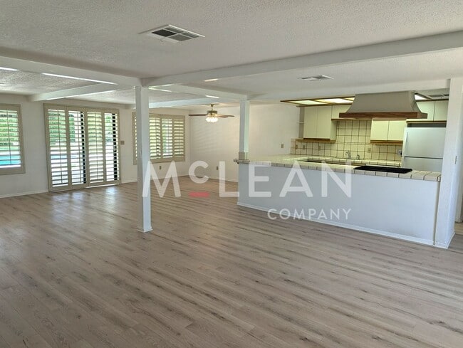 Building Photo - 2737 E Plaimor Ave