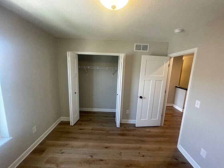 Building Photo - 873 Roselyn Dr