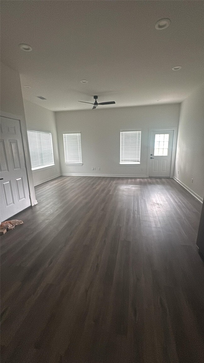 Building Photo - 605 Center St