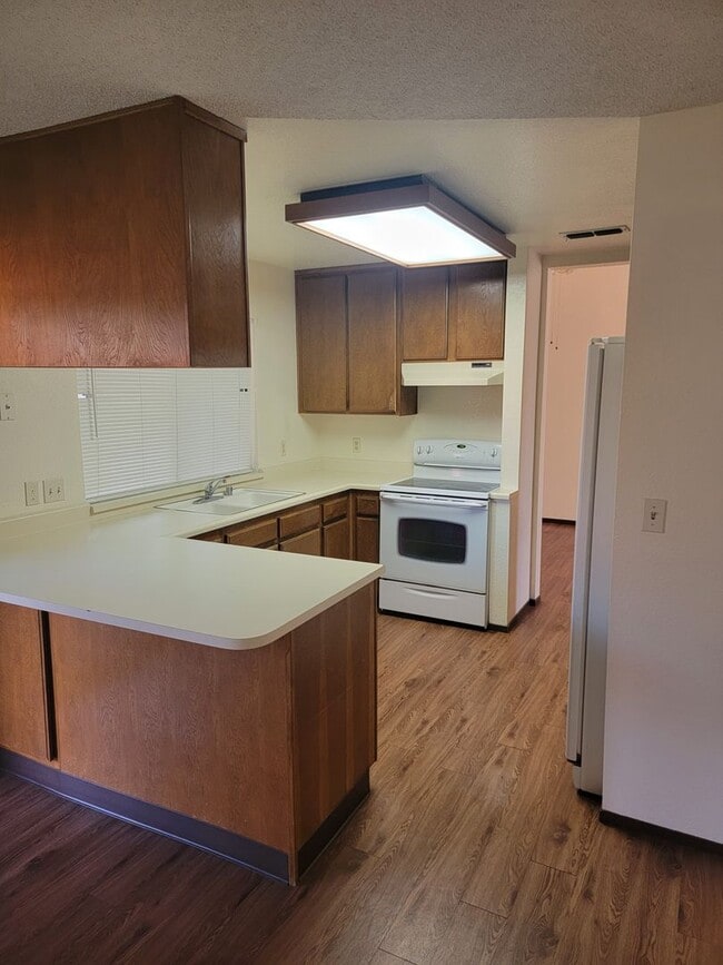 Building Photo - 3 bedroom 2.5 bath home