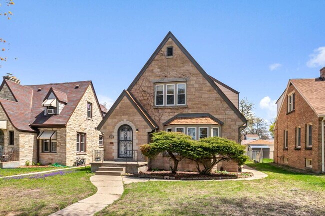 Building Photo - This spacious upper unit features 2 comfortable bedrooms with carpeting