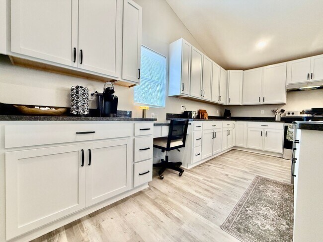 Building Photo - New 5BR Retreat With Hot Tub 2 Living Areas WC, OH