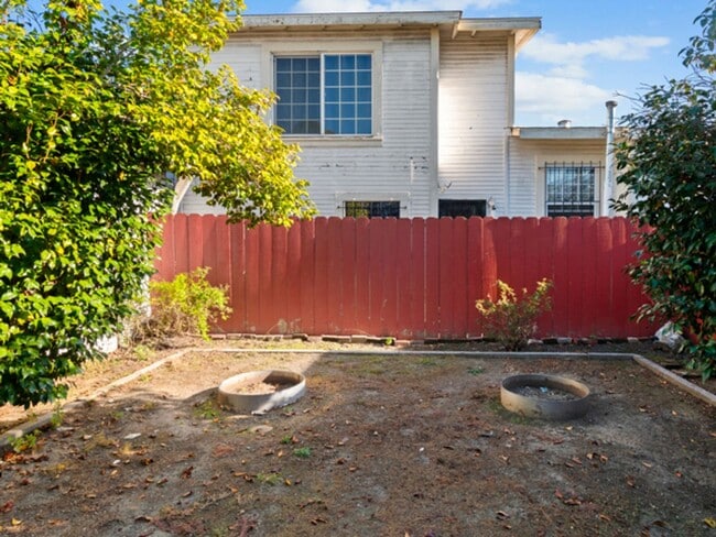 Building Photo - Great 2 bedroom Home