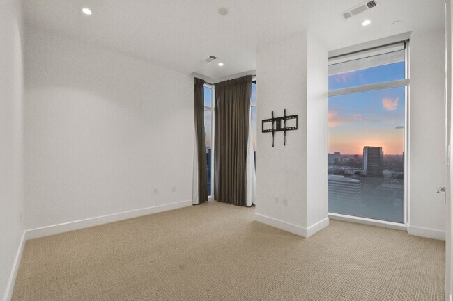 Building Photo - Stunning high rise unit in the affluent River Oaks District!