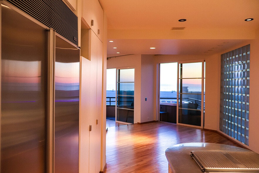 Building Photo - 3505 Ocean Front Walk