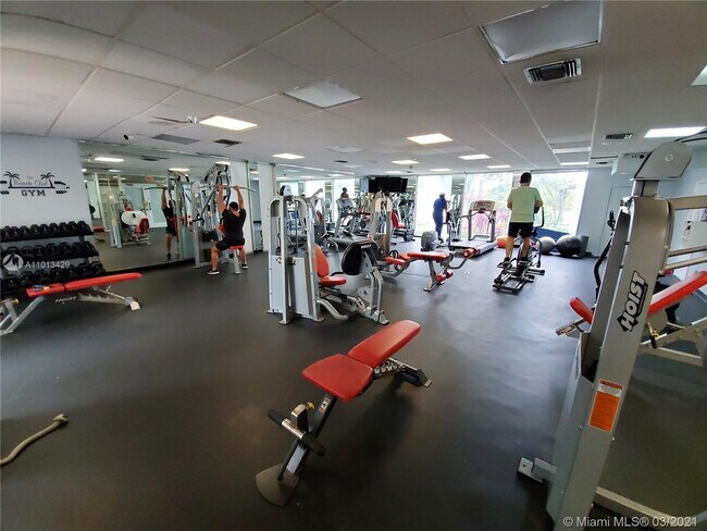 Building Photo - 9363 Fontainebleau Blvd