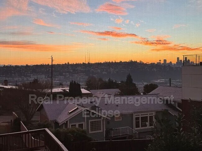 Building Photo - 2528 27th Ave W