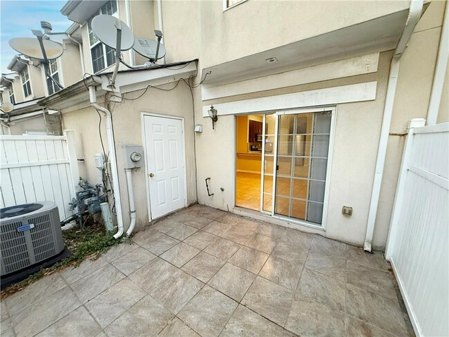 Building Photo - 1527 Cove Creek Cir