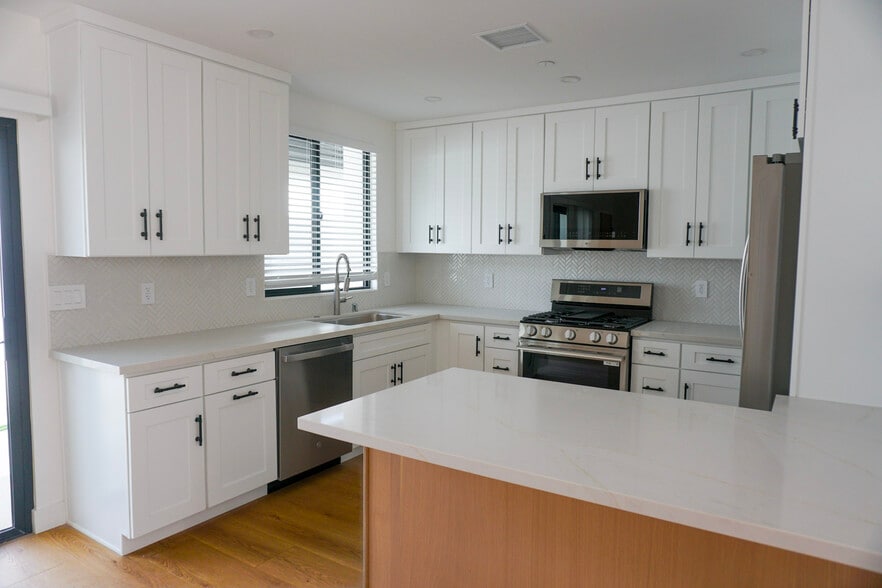 Building Photo - 6455 Amigo Ave