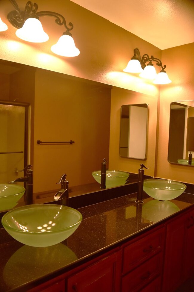 Building Photo - Awesome 5 Bed 2 Bath Home at ASU