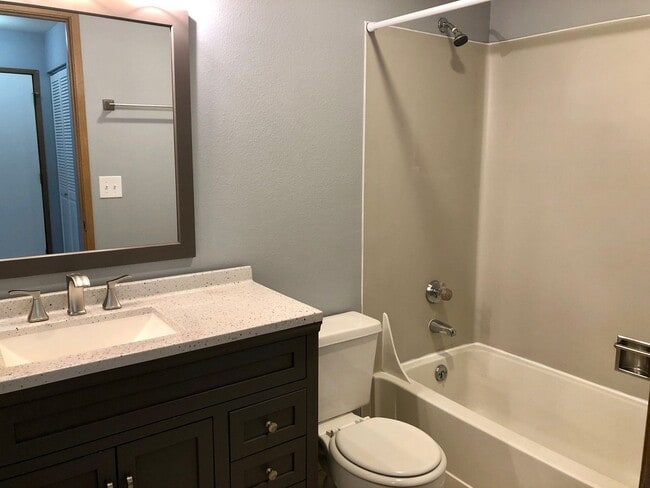 Building Photo - 2 Bedroom 2 Bath Condo Overlooking a Green...