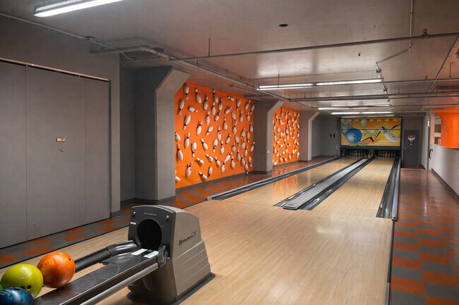 Building Photo - 565 W Quincy St