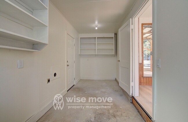 Building Photo - 2 Bedroom Home with Garage- Corner Lot!