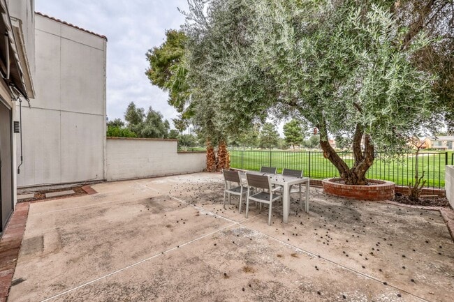 Building Photo - Golf Course Views from LVCC home