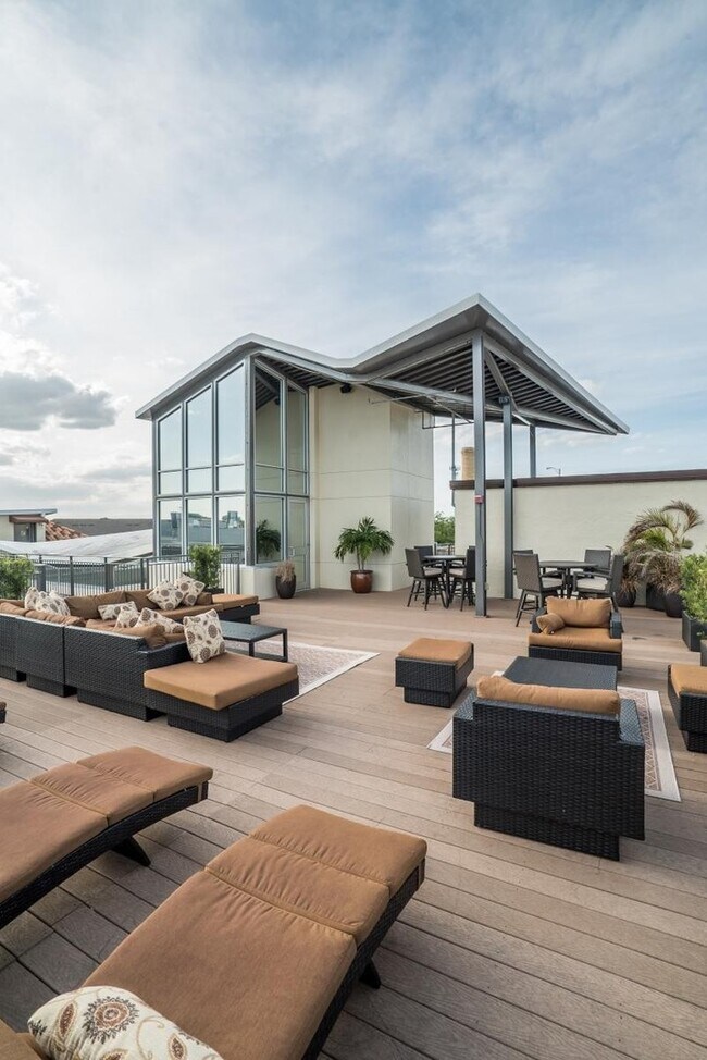 Building Photo - Beautiful 2 bedroom/2 bathroom loft with exposed brick, steel beams and hand scrapped wood floors.