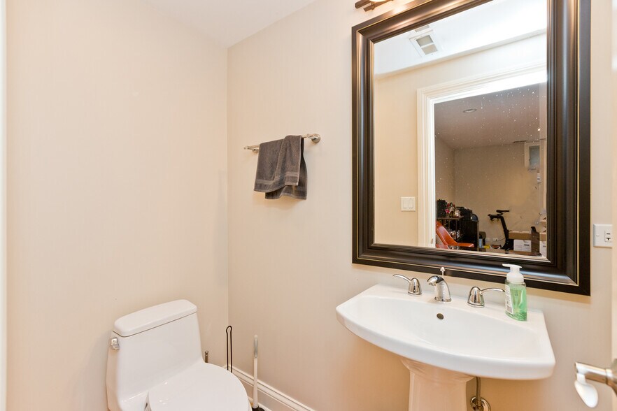 Building Photo - 2414 W Moffat St