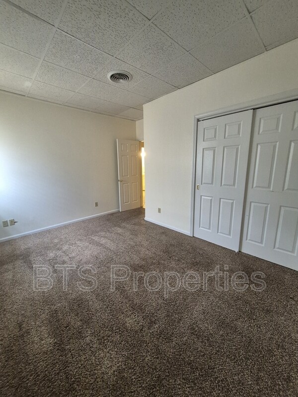 Building Photo - 5917 W Plank Rd