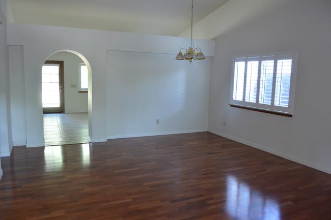 Building Photo - Nice home in great South West Visalia neighborhood in the El Diamante School District