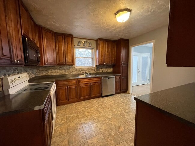 Building Photo - Large 4 bed/2 bath with garage - W. Hamble...