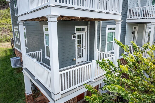 Building Photo - 2410 Winthrop Dr