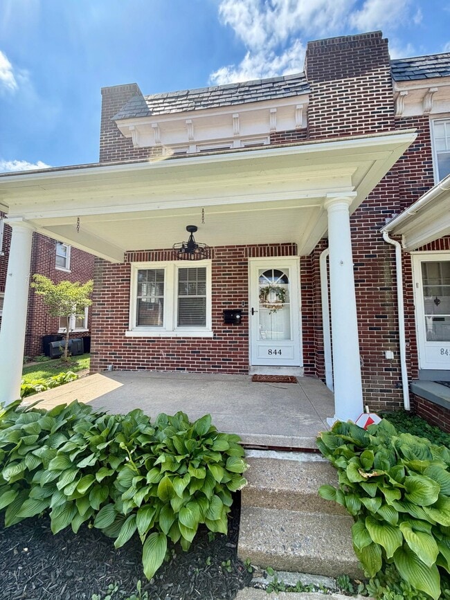 Building Photo - 844 E Madison St