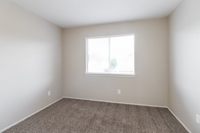 Building Photo - 21818 Hemlock Park Dr