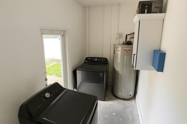 Building Photo - 1260 SW 32nd St