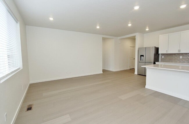 Building Photo - 11138 Overhang St