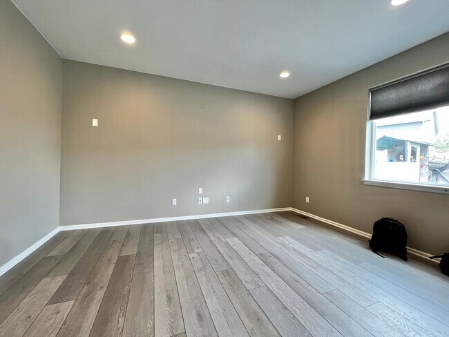 Building Photo - Spacious 5 Bed 3.5 Bath with Modern Upgrades!