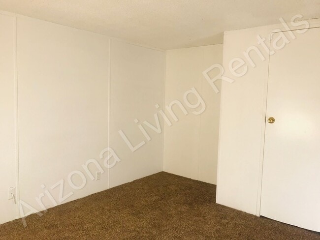 Building Photo - 2 BEDROOM WITH LARGE FENCED YARD