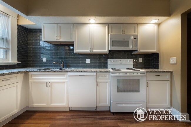 Building Photo - 2168 Summit St