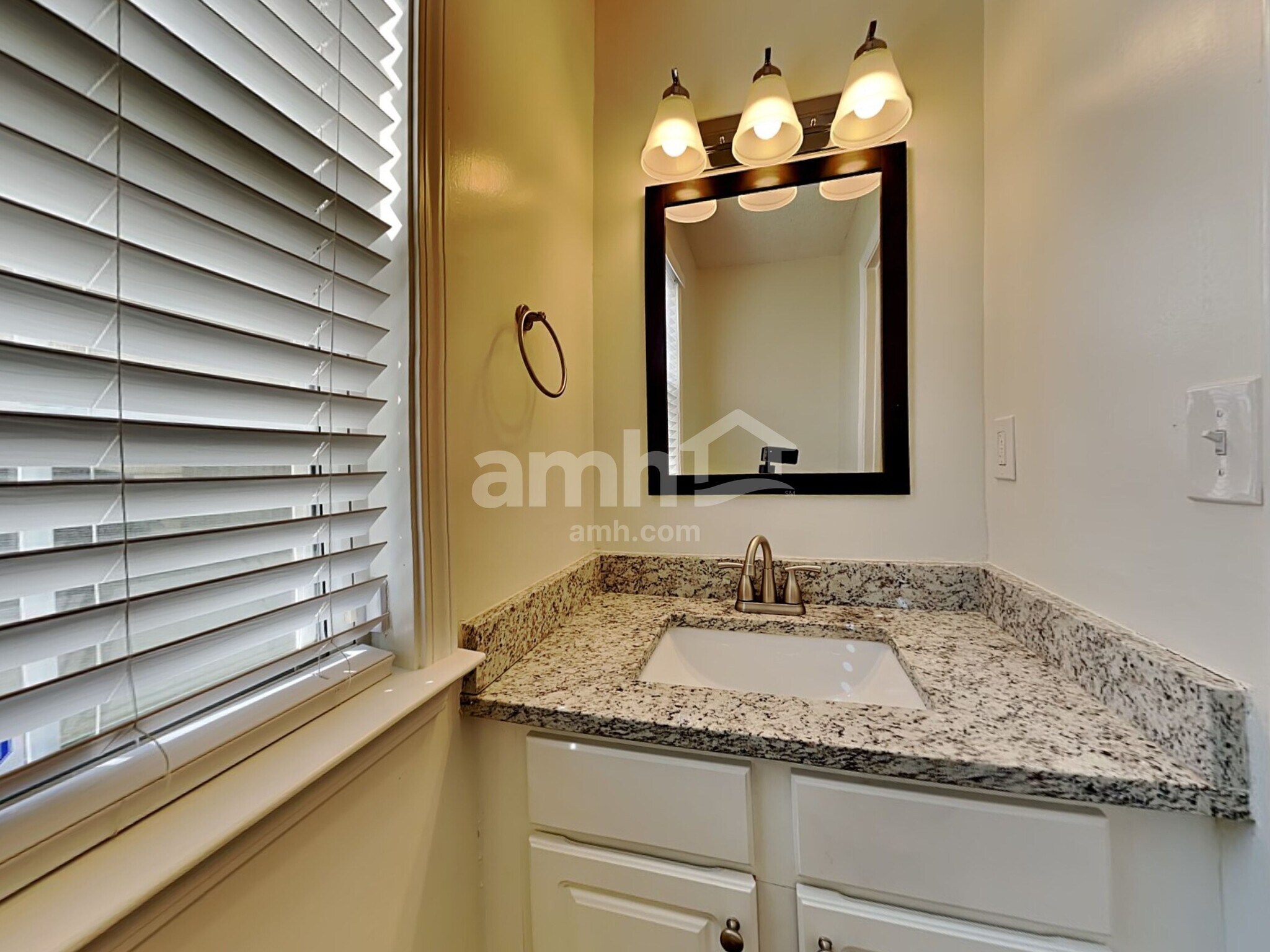 Building Photo - 582 Lullingstone Dr SE