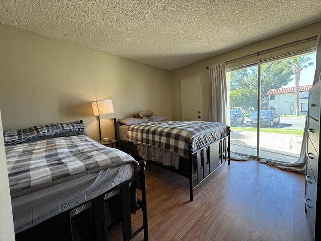 Building Photo - Fully Furnished One Bedroom Condo in Deser...