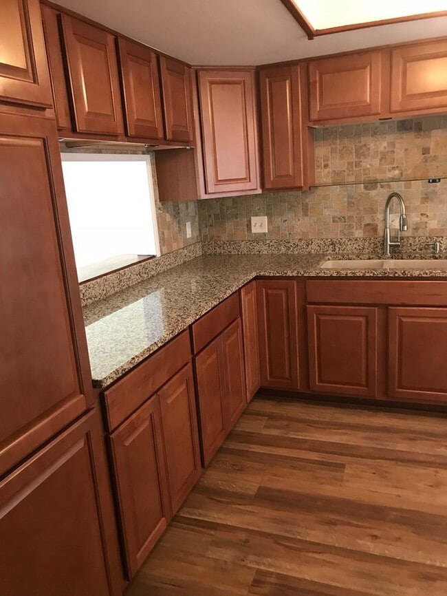 Building Photo - FABULOUS 3/2.5 Townhome In Wonderful Lake ...