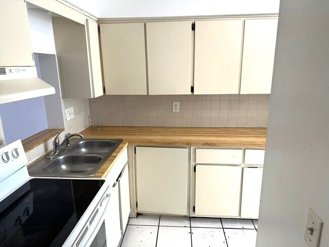 Building Photo - 6513 Dumont Ave