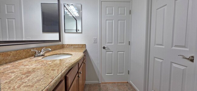 Building Photo - 508 Woodside Oaks
