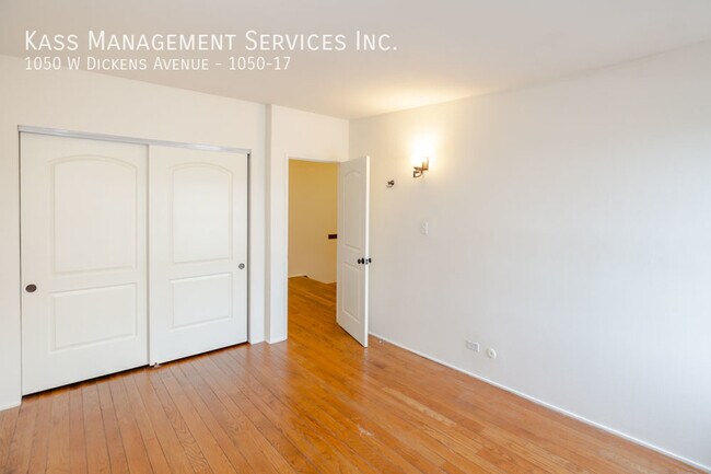 Building Photo - 1050 W Dickens Ave