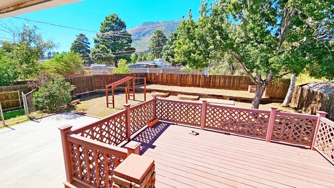 Building Photo - Beautiful 3 Bed, 2 Bath with a Bonus Room and Large Yard!