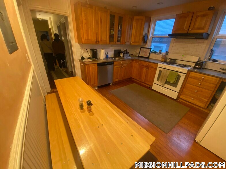 Building Photo - 10 Sachem St